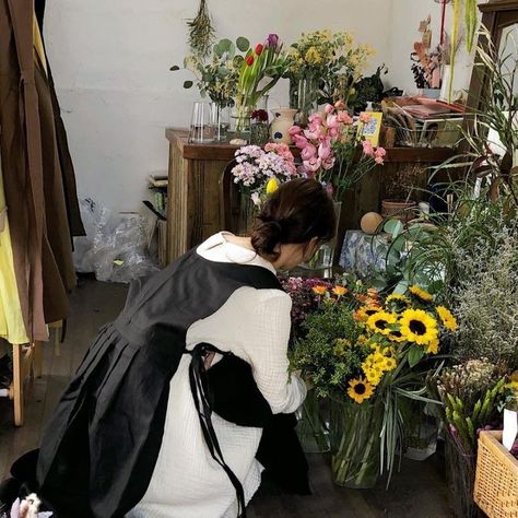 reina mori - the atlas six Fotografi Vintage, Pola Kartu, Nothing But Flowers, Flower Therapy, Korean Aesthetic, Foto Ideas Instagram, Pretty Photos, Fashion Aesthetic, Flower Shop