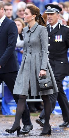 Kate Middleton Maternity Style, Dress Coat Outfit, Kate Middleton Style Outfits, Düşes Kate, London Bag, Looks Kate Middleton, Estilo Kate Middleton, Catherine Walker, Kate Middleton Outfits