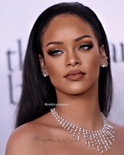 Rihanna Make Up Looks, Libra Celebrity Women, Rehana Singer, Rihanna Makeup Looks, Rhianna Makeup, Rihanna Face, Rihanna Makeup, Ball Makeup, Mode Rihanna