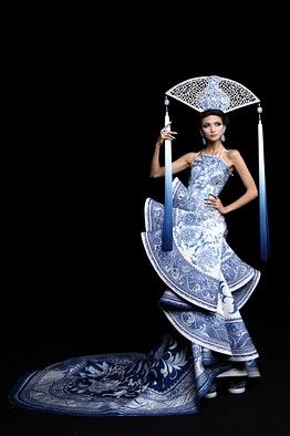 An interview with celebrated Beijing Couturier Guo Pei - from Wall Street Journal: Scene Asia Guo Pei, Fashion Designer Studio, Kitenge, Gorgeous Gowns, Cheongsam, Beautiful Gowns, Asian Fashion, Couture Fashion, Look Fashion