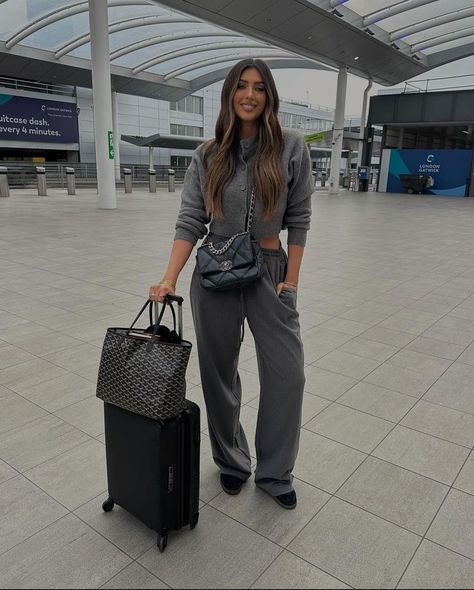 Elevate your travel wardrobe with these 15 classy airport outfit ideas. From sleek to casual-chic, these looks are perfect for any journey. #ClassyAirportOutfit #AirportStyle #ChicAirportOutfit#FlightJacketFashion #CasualStyleTips #CoolJacketLooks #AviationInspired #StylishOuterwear #FashionableFlight #JacketStylingIdeas #EffortlesslyCool Outfits For The Airport, Airport Outfit Classy, Classy Airport Outfit, Airport Outfit Winter, Comfortable Airport Outfit, Outfit Ideas Stylish, Chic Airport Outfit, Matching Loungewear Set, Airport Outfit Ideas