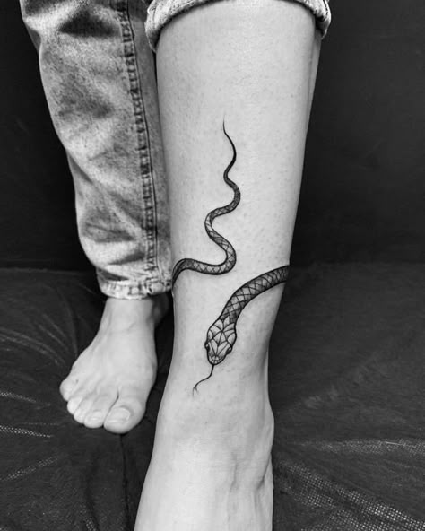 Snake Ankle Tattoo, Tattoo Cobra, Wrap Around Ankle Tattoos, Austin Tattoo, Classy Tattoos For Women, Cobra Tattoo, Serpent Tattoo, Foot Tattoos For Women, Snake Tattoo Design