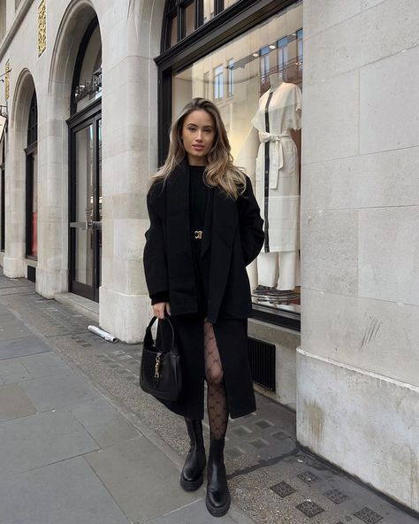 Belted Coat Outfit, Black Chelsea Boots Outfit, Chunky Boots Outfit, Vinter Mode Outfits, Winter Outfits Blackgirl, Chunky Black Boots, Chelsea Boots Outfit, Winter Boots Outfits, Black Boots Outfit