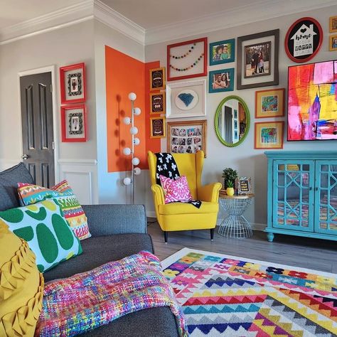 Quirky British Interior, Accent Wall Eclectic, Bright Colorful Room Ideas, Bright Lounge Room, Living Room Colorful Ideas, Maximalist Living Room Apartment, Retro Home Ideas, Colourful Lounge Ideas, Quirky Apartment Aesthetic