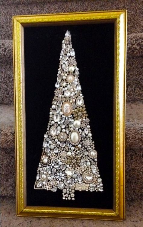 A Jeweled Christmas Tree in Gold Brooch Tree, Jewel Tree, Jewelry Tree Craft, Christmas Button Crafts, Christmas Diy's, Button Art Projects, Jewelry Trees, Christmas Jewelry Diy, Jewelry Pictures