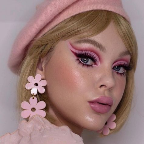 Retro Makeup Looks, 60’s Makeup, Party Makeup Ideas, Hippie Makeup, 60s Makeup, Rosa Shocking, 70s Makeup, Girly Makeup, Plouise Makeup Academy