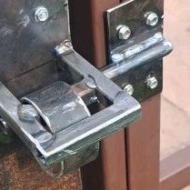 Loren E Gibbons on Instagram: "Made 4 or 5 other types of gate latches, They all had their own faults didn't work quite like i wanted . This one works very well and it won't come open until you open it!!" Cattle Gate Latch Ideas, Gate Latch Ideas, Gate Door Latch, Construction Hacks, Horse Gate Latch, Iron Gate Latch, Cattle Corrals, Gate Latch, October 1