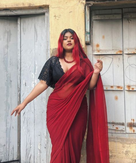 Saree Poses For Chubby Women, Saree For Chubby Girls, Red Desi Aesthetic, Red Saree Contrast Blouse, Plus Size Saree Look, Red Saree Aesthetic, Plus Size Saree, Black Blouse Designs, Chubby Style