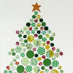 Christmas tree from fabric circles Small Space Christmas Tree, Spray Starch, Wall Christmas Tree, Fabric Tree, Fabric Christmas Trees, Alternative Christmas, Alternative Christmas Tree, Fabric Wall Decals, Small Christmas Trees