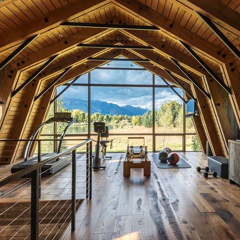 Sarah Darling, Barn Gym, Converted Barn Homes, Mountain Lake House, Converted Barn, Best Home Gym, Home Gym Design, Gym Room, Barn Design