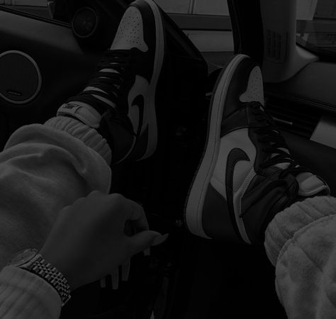 Black Jordan Aesthetic, Jordans Aesthetic, Snicker Shoes, Breezy Chris Brown, Shoes Wallpaper, Black And White Nikes, Black Spiderman, Grey Pictures, Black Jordans