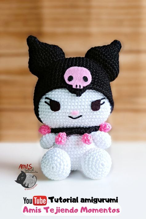 Kuromi Amigurumi Tutorial | Colección Sanrio Amigurumi | Amis Tejiendo Momentos Continuando con la colección, te enseño a tejer esta hermosísima Kuromi, mide aproximadamente 15 cms de alto y quedarás feliz con el resultado ❤ #Kuromi #KuromiLover #KuromiFan #Kuromiamigurumi #HowtocrochetKuromi #Kuromicrochet #Kuromiamigurumipatrón #HelloKitty #Sanrio #SanrioPlushies #KuromiPlushie #KuromiAmigurumiPasoaPaso #Amistejiendo #KuromiFanArt #SanrioCollection Kurumi Hello Kitty Crochet, Crochet Kuromi Plush, Free Kuromi Crochet Pattern, Kuromi Amigurumi Free Pattern, Crochet Sanrio Characters, Kuromi Crochet Hat, Kuromi Crochet Pattern Free, Sanrio Crochet Free Pattern, Kuromi Crochet Pattern