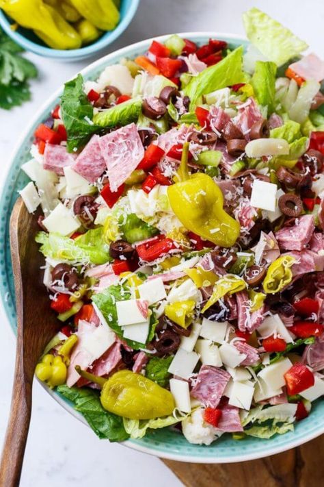 Are you summer bod ready? In the hot summer months, the best way to stick to your Ketogenic diet is with these light and refreshing Keto Summer Salads! Here’s 15 Ketogenic Summer Salad recipes that are low carb crowd pleasers! Keto Summer Salads, Salad Coleslaw, Summer Bod, Low Carb Salad, Summer Salad Recipes, Vegan Keto, Diet Vegetarian, Summer Salad, Diet Keto