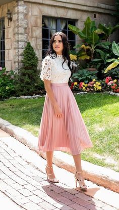 Midi Skirt And Shirt Outfits, How To Style Long Pleated Skirt, White And Pink Outfit Classy, Pink Pleated Skirt Outfit Winter, Long Skirt With Shirt Classy, Long Pink Skirt Outfit, Rose Skirt Outfit, Midi Pleated Skirt Outfit, Pink Midi Skirt Outfit