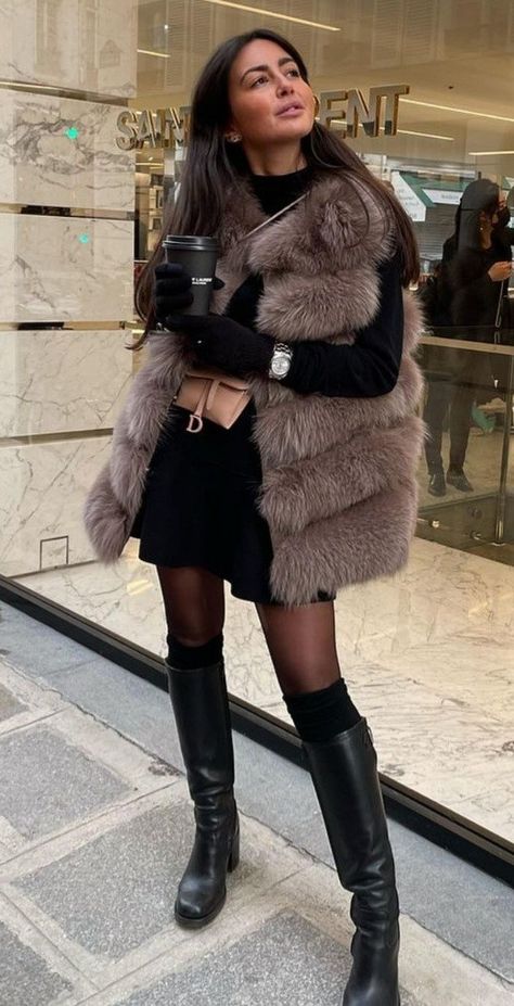 Cropped Fur Vest Outfit, Sleeveless Fur Coat Outfit, Fur Vest Outfit Dressy, Brown Fur Vest Outfit, Fluffy Vest Outfit, Faux Fur Gilet Outfit, Fur Gilet Outfit, Fuzzy Vest Outfit, Gilet Fur