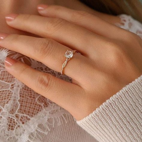 Circle Diamond Engagement Rings Simple, Diamond Engagement Rings Dainty, 1k Engagement Rings, Engagement Rings That Connect To Wedding Ring, Pretty Promise Rings Simple, Wedding Rings For Small Fingers, Wedding Ring Single Diamond, Etheral Wedding Ring, Wedding Rings Engagement Small