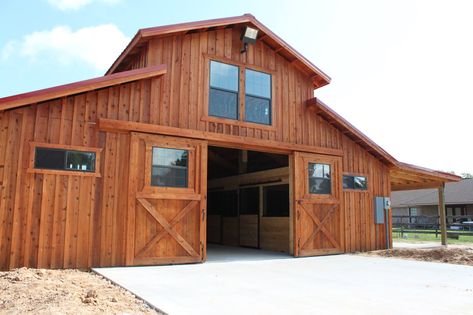 This is a Western Raised Center barn with cedar batton on board siding, standard Barns and Buildings stalls, 16ft aisle way, and lean-tos! #barns #horsebarn #horses Barn Pool House, Barn Pool, Monitor Barn, Pallet Barn, Diy Horse Barn, Backyard Barn, Barn Apartment, Horse Barn Plans, Wood Horse