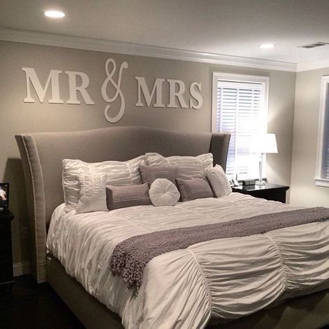 Bedroom Above Bed Decor, Teenage Room Decor, Couple Room, Bedroom Decor For Couples, Above Bed Decor, Couple Bedroom, Bedroom Paint, Simple Bedroom, Master Bedrooms Decor