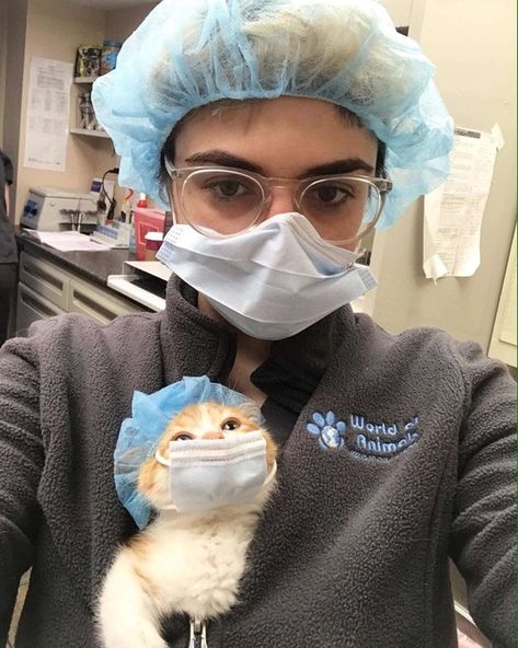 15 Veterinarians Who Just Had To Show Off Their Most Adorable Patients – InspireMore Vet School Motivation, Vet Medicine, Vet Assistant, Vet School, Vet Student, Vet Med, Make Smile, Pet Clinic, Vet Clinics