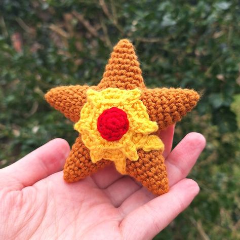 Meet Staryu, the mesmerizing Water-type Pokémon that glimmers like a star in the ocean! Make you own with this free amigurumi crochet pattern Crochet Magikarp, Staryu Pokemon, Pokemon Crochet, Pokemon Crochet Pattern, Crochet Pokemon, Pokemon Pattern, Crochet Fish, Water Type, Crochet Stars