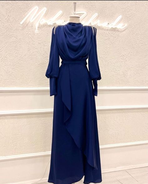 Satin Dresses Hijab, Elegant Silk Dresses, Cute Red Dresses, Modest Dresses Fashion, Modest Evening Dress, Fashion Dresses Formal, Hijab Look, Blouse Casual Fashion, Gowns Dresses Elegant