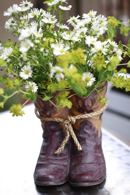 Cowboy Boot Centerpieces, Cowboy Boot Crafts, Boot Centerpiece, Boots With Flowers, Country Themed Parties, Creative Planter, Country Party, Western Theme Party, 강아지 그림