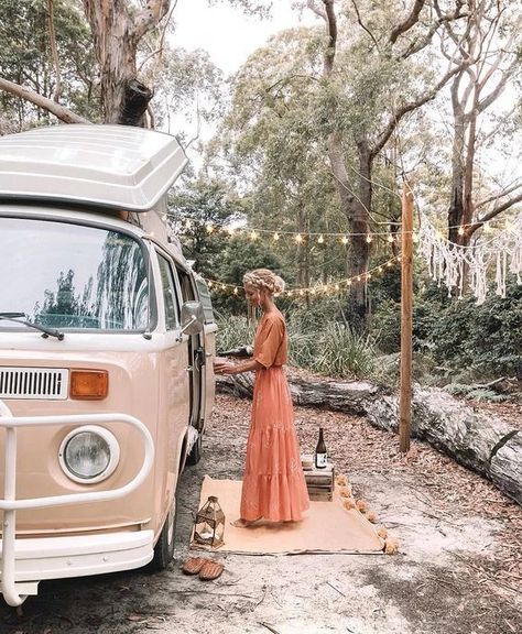 Femme portant une robe Bohème dans un style de déco hippie avec un Van Volkswagen Combi Robe longue bohème rouge  Lookbook Bohème Chic - Nos inspiration pour un look hippie chic ! - Bohème Legacy Elise Cook, Van Life Aesthetic, Look Hippie Chic, T3 Vw, Bus Girl, Night Under The Stars, Combi Volkswagen, Van Life Diy, Combi Vw