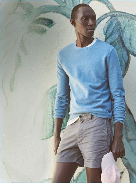 Model Armando Cabral gets a leg up on the season in J.Crew's 5" stretch shorts in spokane grey. Sweaters Dress, Best Shorts, 2018 Style, Jeans Accessories, Suits Dress, Mens Shorts Summer, Summer Cool, J Crew Men, Shorts Summer