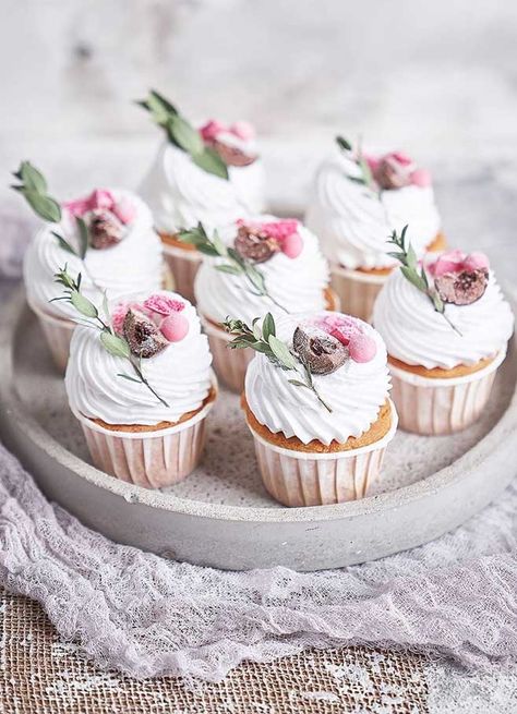 Attention dessert lovers! These pretty cupcake ideas will make your wedding, birthday , holiday season or any celebration even sweeter. Whether you prefer coffee cupcakes, chocolate cupcakes, vanilla cupcakes or If... Elena Gnut, Gateau Baby Shower, Coffee Cupcakes, Fancy Cupcakes, Cake Mini, Pretty Cupcakes, Elegant Birthday Cakes, Easter Baking, Beautiful Cupcakes