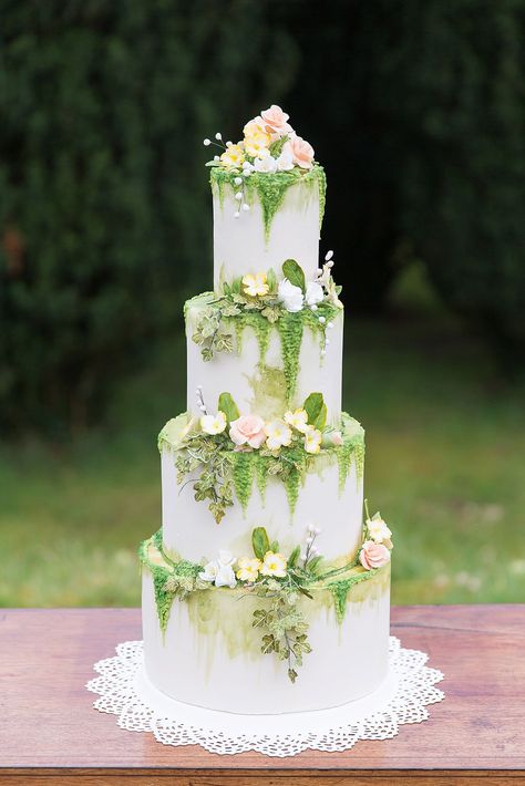 Garden Wedding Cakes, Whimsical Wedding Cakes, Garden Themed Wedding, Garden Wedding Cake, Green Wedding Cake, Boho Wedding Cake, Cake With Flowers, Big Wedding Cakes, Wedding Whimsical