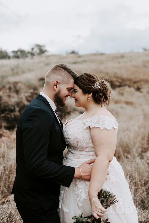 Fat Bride, Wedding Portrait Poses, Jasmine Dress, Plus Size Wedding Gowns, Plus Size Bride, Wedding Picture Poses, Bridal Poses, Wedding Photos Poses, Bride Photo