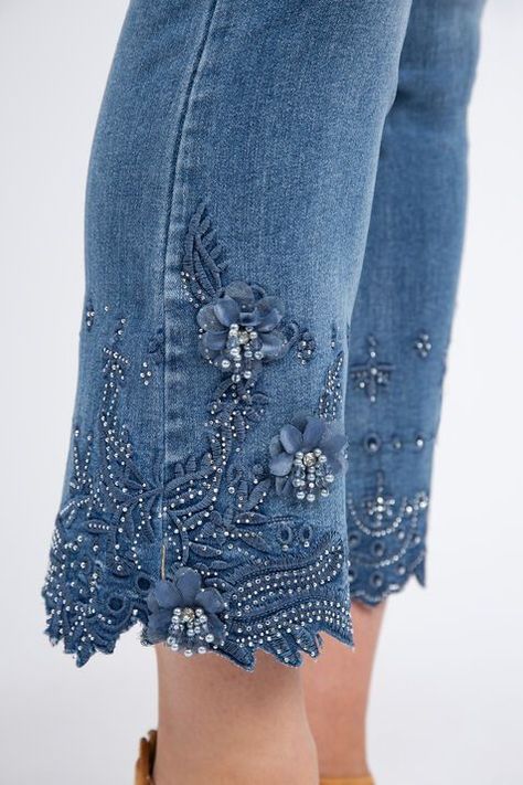 Embroidered hem cropped jeans Adding Embroidery To Clothes, Denim Embroidery Ideas, Jeans Bordados, Denim Jeans Ideas, Altering Jeans, Statement Jeans, Bohemian Travel, Rhinestone Embroidery, Ith Machine Embroidery