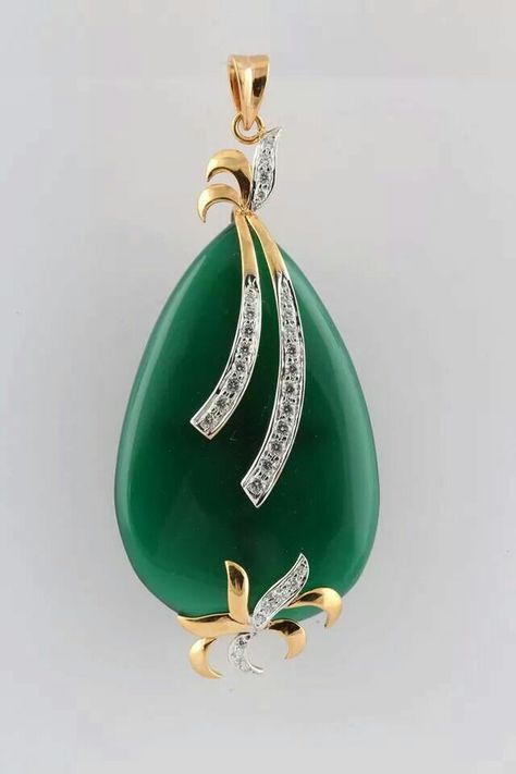 Green Stone Pendant Set, Stone Pendent Designs, Purple Jewellery, Color Stones Jewelry, Green Stone Pendant, Gold Pendent, Big Pendant, Diamond Pendants Designs, Jewelry Editorial