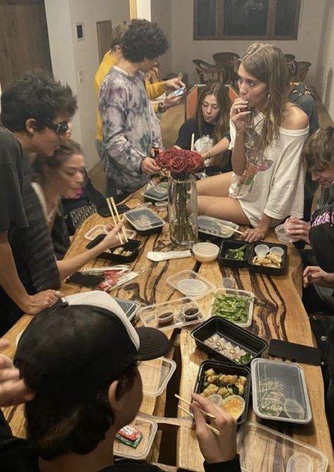 Friends Eating Together Aesthetic, Hookup Culture Aesthetic, Eating With Friends Aesthetic, Connie Springer, Living In London, Dream Friends, Uni Life, Teen Life