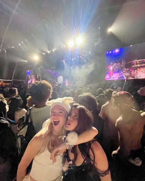 Coachella Pictures, Diy Fashion Photography, Jules Leblanc, Secret Relationship, Best Friend Poses, Concert Aesthetic, Pic Pose, Cute Friend Photos, Friend Poses