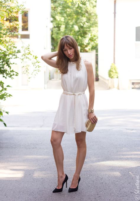 Long White Shirt Dress, Flowy Dress Casual, Long White Shirt, White Tshirt Dress, Simple White Dress, Cream Color Dress, White Dress Shoes, Off White Dresses, Best Shoes