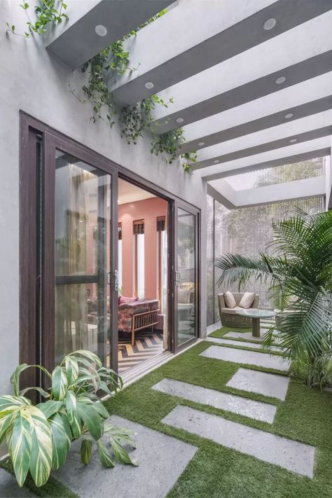 A Home With a Contemporary Outlook Where the Indoors Would Seamlessly Merge with the Outdoors Home With Indoor Garden, House Outlook Design, Courtyard Inside House, Inner Courtyard House, Home Grill Design, Background House, Kisi Kisi, Indoor Courtyard, Dorm Room Wall Decor