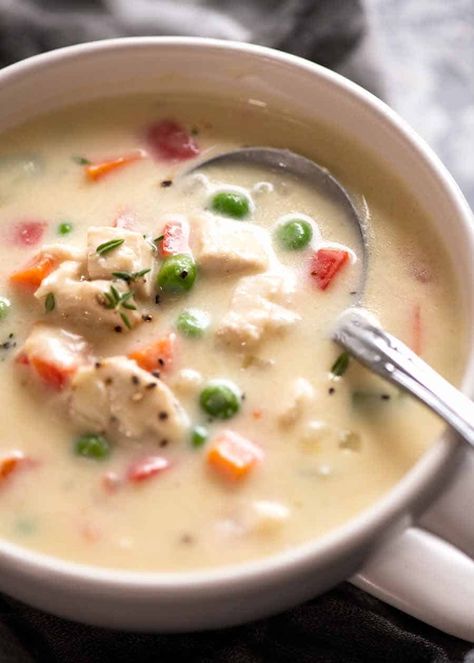 This recipe isn’t one of those healthy food hacks that calls for an enormous amount of effort, or weird ingredients, or where you sacrifice flavour for the sake of less calories. Chicken Pot Pie Soup Recipe, Healthy Chicken Soup, Creamy Chicken Pot Pie, Low Calorie Chicken, Low Calorie Soup, Chicken Pot Pie Soup, Pot Pie Soup, Creamy Chicken Soup, Zucchini Soup