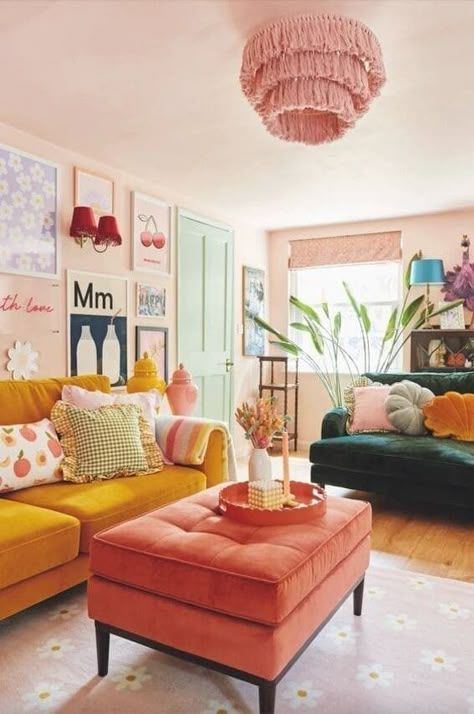 Vintage Maximalist Decor, Maximalist Living Room, Apartment Decoration, Living Room Orange, Decor 2024, Living Room Trends, Colourful Living Room, Maximalist Decor, Lounge Decor