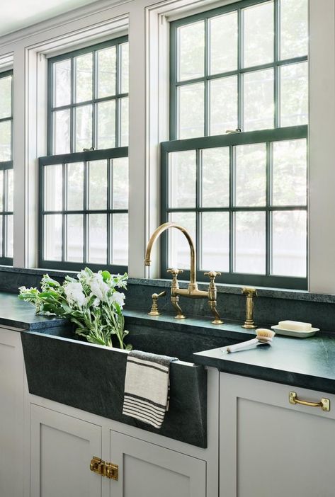 green marble kitchen Farmhouse Kitchen Backsplash, Scandinavian Kitchen Design, Apron Sink Kitchen, Kitchen Sink Design, Farmhouse Renovation, White Kitchen Remodeling, Farmhouse Sink Kitchen, Sink Design, Scandinavian Kitchen