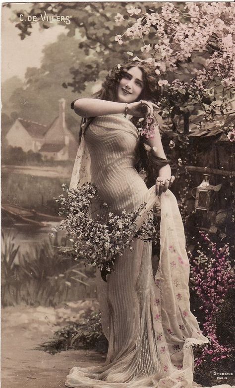 Edwardian woman Character Photography, Lily Elsie, Edwardian Lady, Vintage Foto's, Mode Retro, Portrait Vintage, Flowers In Her Hair, Golden Days, Vintage Everyday