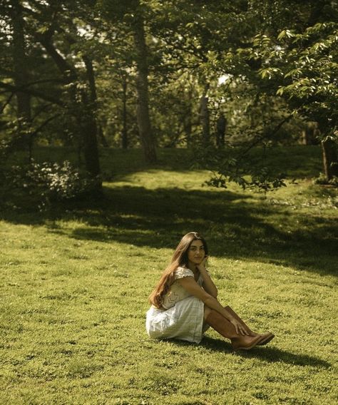 Sitting In Field Aesthetic, Vintage Outdoor Photography, Sitting In Grass Poses, Grass Field Photoshoot, Garden Senior Pictures, Timeless Photoshoot, Photography Location Ideas, Photoshoot Park, Film Photoshoot