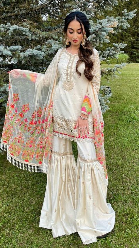 Eid Outfits Pakistani, Fancy Suits, Gharara Designs, Casual Frocks, Fancy Suit, Pakistani Wedding Outfits, Desi Fashion Casual, Pakistani Fancy Dresses, Beautiful Pakistani Dresses