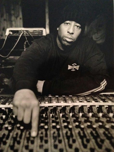 DJ Premier, born Christopher Edward Martin, born March 21, 1966, is an American record producer and DJ, was half of the hip hop duo Gang Starr—alongside the emcee Guru—and forms half of the hip hop duo PRhyme, together with Royce da 5’9”, often considered one of the greatest hip-hop producers of all time. Cultura Hip Hop, Hip Hop Producers, Hip Hop Dj, Gang Starr, Dj Premier, Hip Hop Classics, Arte Hip Hop, Moda Hip Hop, Hip Hop Songs