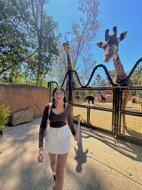 san diego zoo 💗💋🧸🍹 San Diego Vibes Outfits, Sand Diego Outfits, Outfits For The Zoo Spring, Zoo Ootd Outfits, Outfit Zoo Date, San Diego Spring Outfits, Zoo Photoshoot Ideas, Zoo Trip Outfit, Cute Zoo Outfits Summer