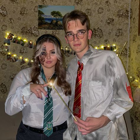 Harry Potter Student Costume, Harry Potter Duo Costume, Harry Potter Couples Costumes, Harry Potter Group Costumes, Harry Potter Disfraz, Harry Potter Couple Costume, Draco Malfoy Costume, Cowboy Halloween Costume, Harry Potter Couples