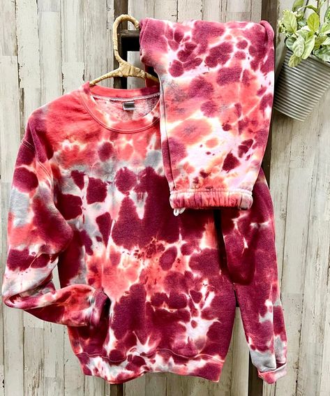 Love Potion Tie Dye Sweatpants – The Dirt Road Fashionista Tye Dye Clothes, Diy Tie Dye Techniques, Tie Dye Sweats, Tie Dye Sweatpants, Tie Dye Fashion, How To Tie Dye, Bleach Tie Dye, Tie Dye Diy, Health Planner