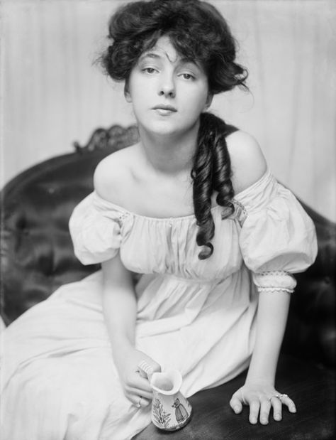 19th century beautiful woman | ... best describe the late 19 th- early 20 th century model Evelyn Nesbit Gibson Girl Hair, Stanford White, Evelyn Nesbit, Vintage Foto's, Blonde Balayage Highlights, Fotografi Vintage, Gibson Girl, Artist Models, Photo Vintage