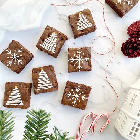 Holiday Bakes, Decorated Brownies, Brownie Vegan, Christmas Brownies, Christmas Pastries, Xmas Desserts, Resep Brownies, Gold Sprinkles, Recipe Sweet