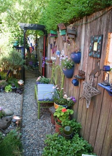 Eclectic Yard Decor, Private Front Yard, Water Saving Landscape, Backyard Fence Decor, Junk Garden, Backyard Sanctuary, Garden Junk, Stunning Hairstyles, Rock Garden Landscaping